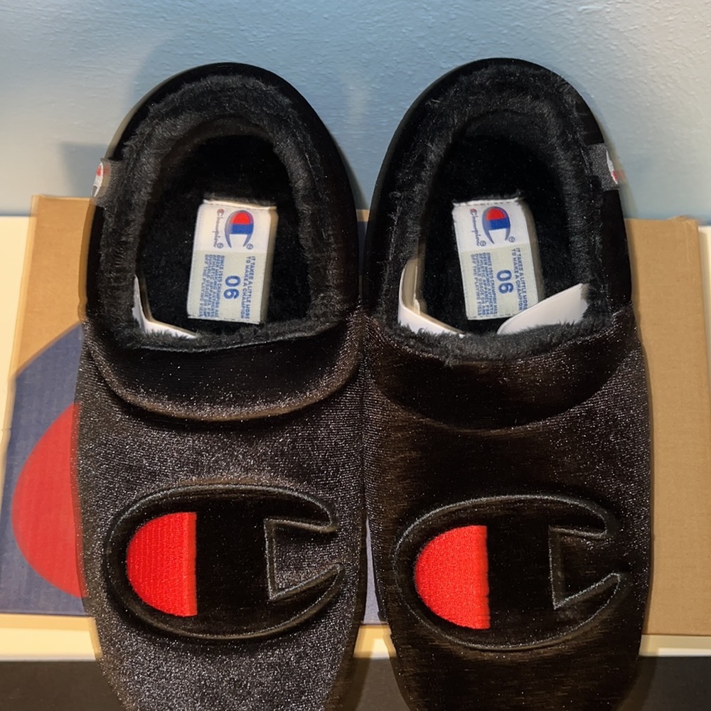 🆕 Champion Black Varsity Velvet Slippers Women’s Size 6 - Picture 3 of 5